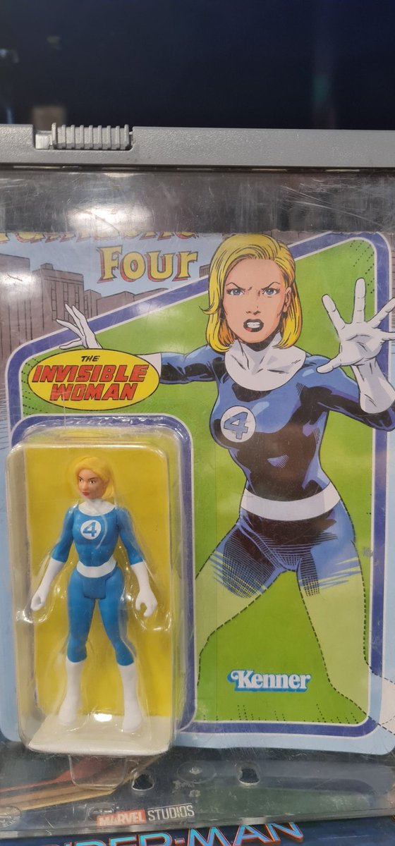 PacoGuel's tweet photo. Aquí viendo como le rompen la madre a los empaques de figuras de acción en @WalmartMexico un poquito más de inteligencia. Devaluando el producto ofertado https://t.co/dWT4YJ1xDn