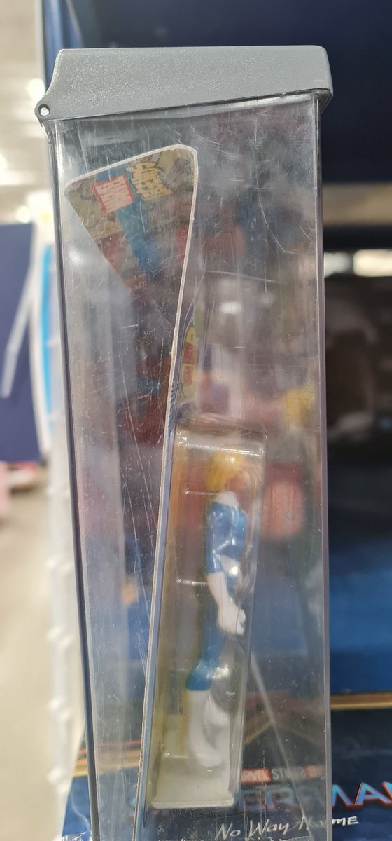 PacoGuel's tweet photo. Aquí viendo como le rompen la madre a los empaques de figuras de acción en @WalmartMexico un poquito más de inteligencia. Devaluando el producto ofertado https://t.co/dWT4YJ1xDn