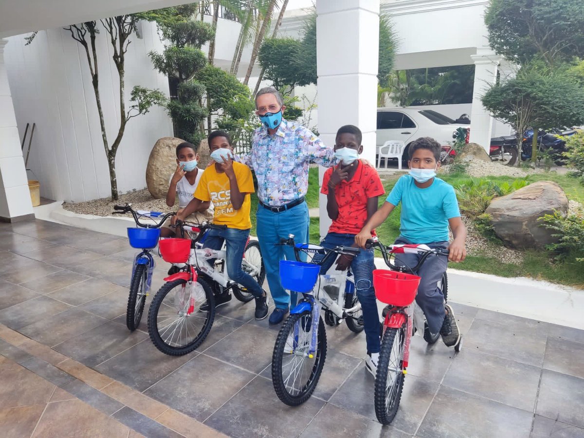 AristyAmable's tweet photo. En la tarde de hoy, se me acercaron estos 4 niños solicitándome unas bicicletas para ellos, yo con mucho gusto se las compré. Ellos me recuerdan mis orígenes, de donde vengo. Que el señor los bendiga hoy, mañana y siempre https://t.co/WzGV7BOiSA