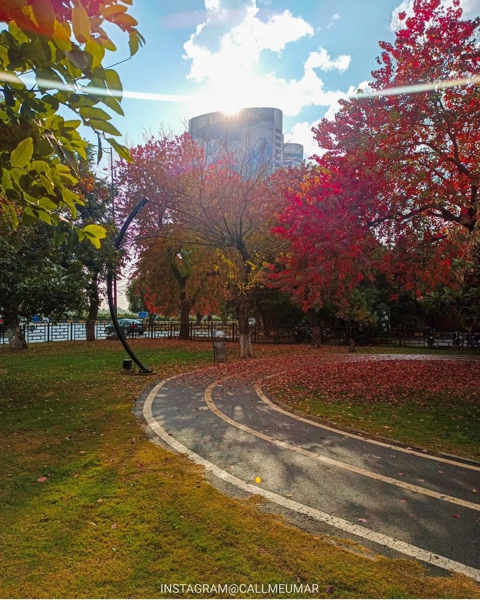 Islamabadies's tweet photo. #Islamabad The Beautiful 🍂 ☔ 🇵🇰 https://t.co/RjWKvQY16Y