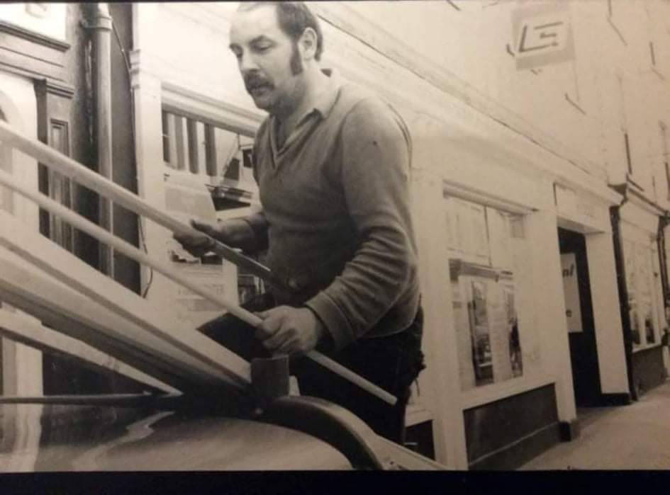 So,what is the <a href="/distantpod/">The Socially Distant Sports Bar</a>? In the photo is Den Williams from Monmouth.Den was a family friend and invited me as an 11 yr old for tea &amp; toast with the boys to chew the fat over sport on a Sat in Marlenes Cafe.The pod takes me back to those days &amp; Den looks like @MikeBubbins 😅