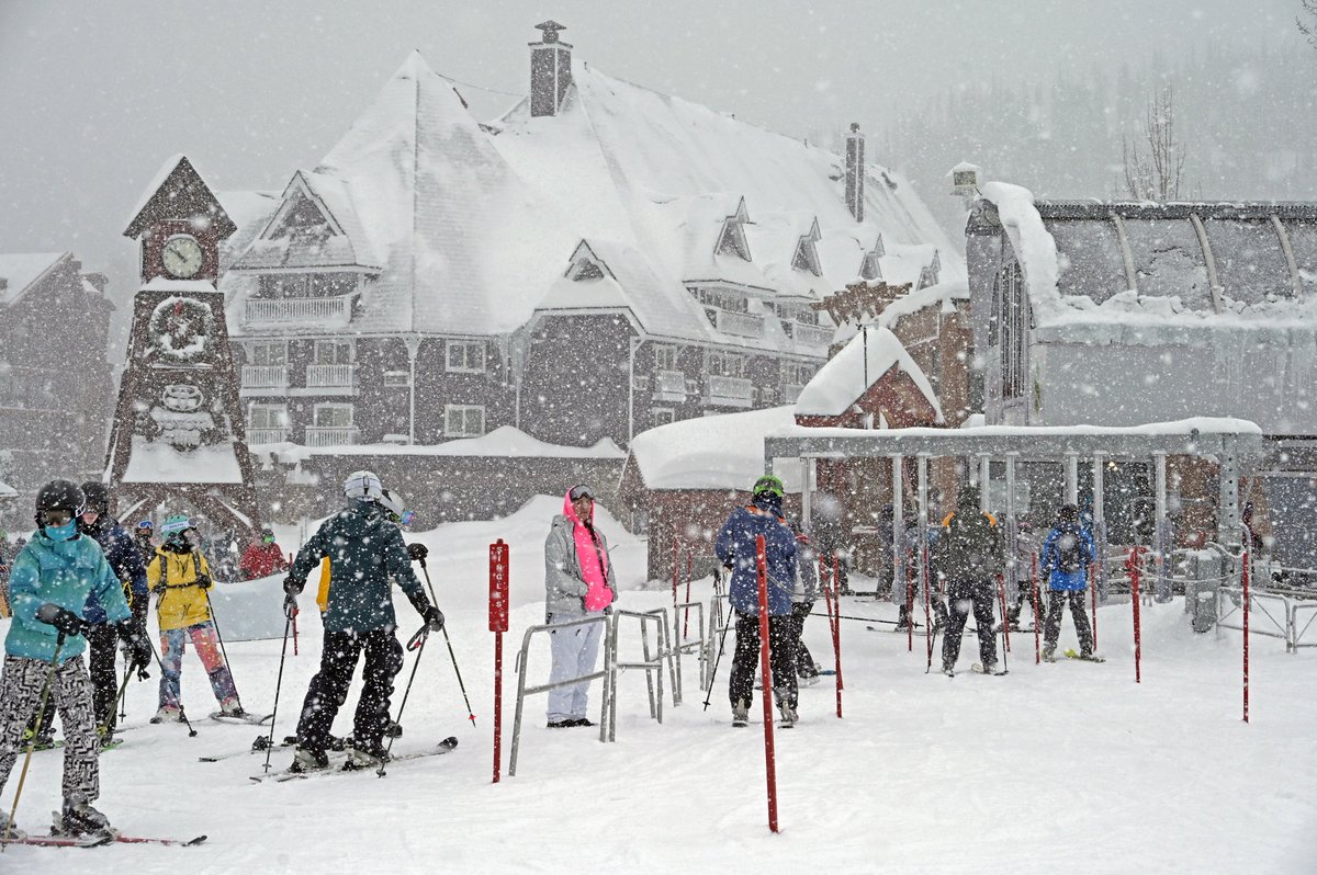 SchweitzerID's tweet photo. Fat flakes, #midweekbliss lift lines (or lack thereof) and our 2nd #winterstormwarning of the new year! The #snow is really supposed to start stacking up tonight through Friday ❄️❄️❄️ #schweitzerlife https://t.co/7PssoyF1cr