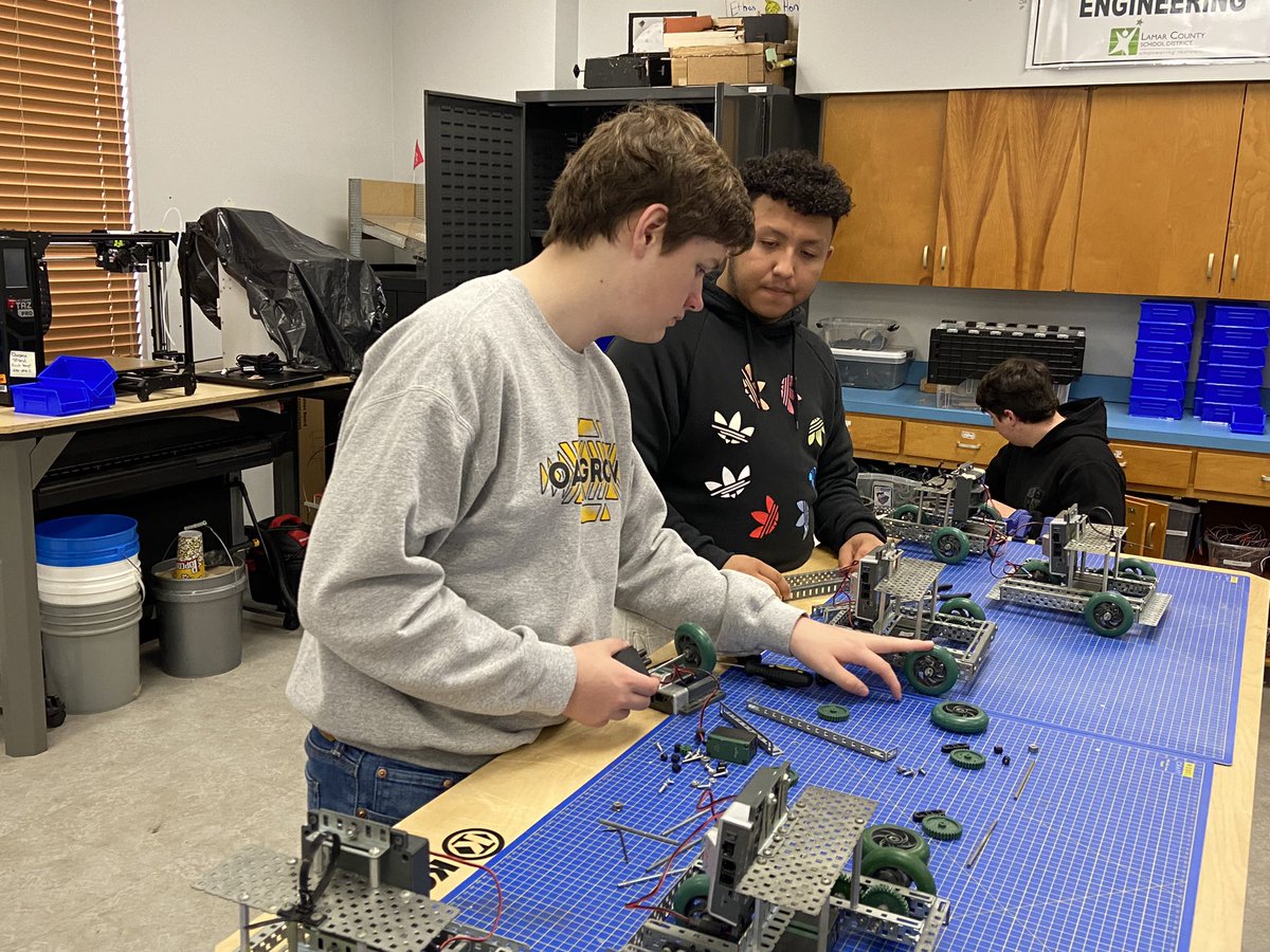 LamarCoCTE's tweet photo. Welcome Back! Engineering II students hit the ground running as they returned to the Tech Center for the Spring semester! #LCCTErealskills #CTEtheplacetobe https://t.co/1o93Bnn7jd