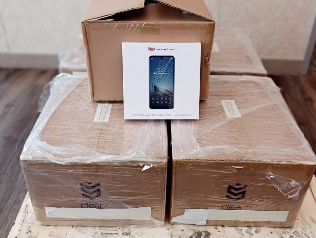 FreedomPhoneUS's tweet photo. Another batch of phones have arrived and are going out ASAP! 

Thank you to all the people supporting us, and understanding how the global supply chain shortages have affected us. https://t.co/dW2jxYafWe