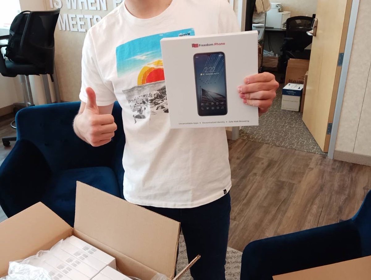 FreedomPhoneUS's tweet photo. Another batch of phones have arrived and are going out ASAP! 

Thank you to all the people supporting us, and understanding how the global supply chain shortages have affected us. https://t.co/dW2jxYafWe