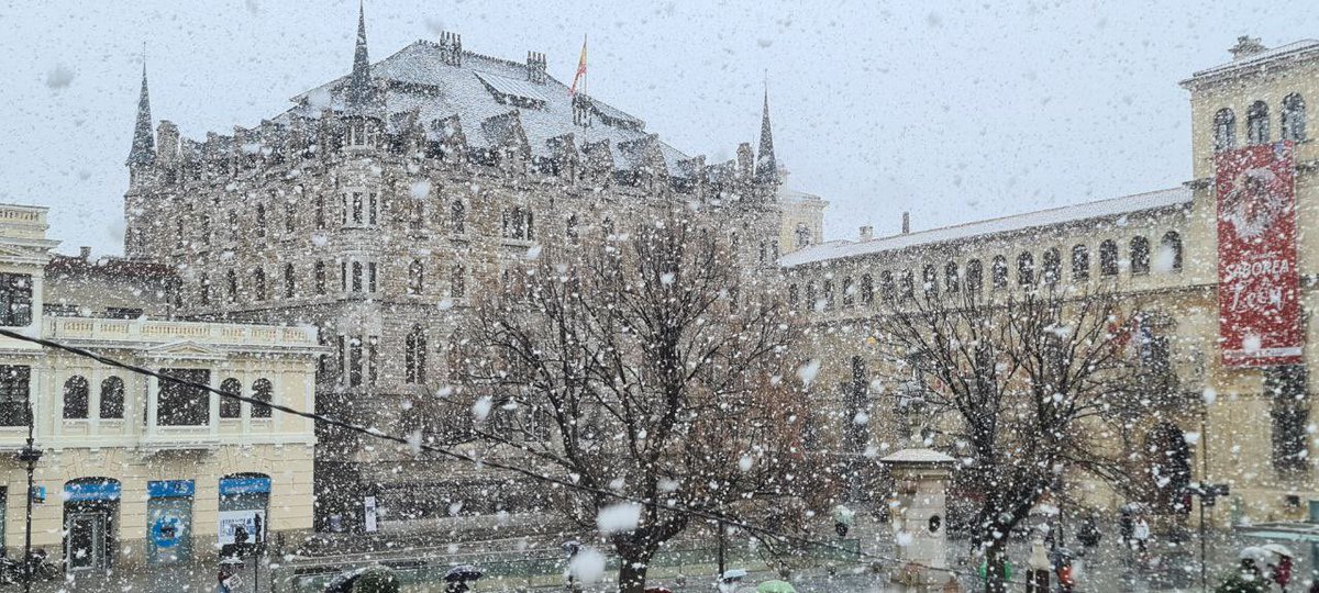 JADIEZLEON's tweet photo. La ciudad de #leonesp es igual de bonita (o más) bajo la #nieve 
📸 San Marcelo https://t.co/nJhXWV4jdr