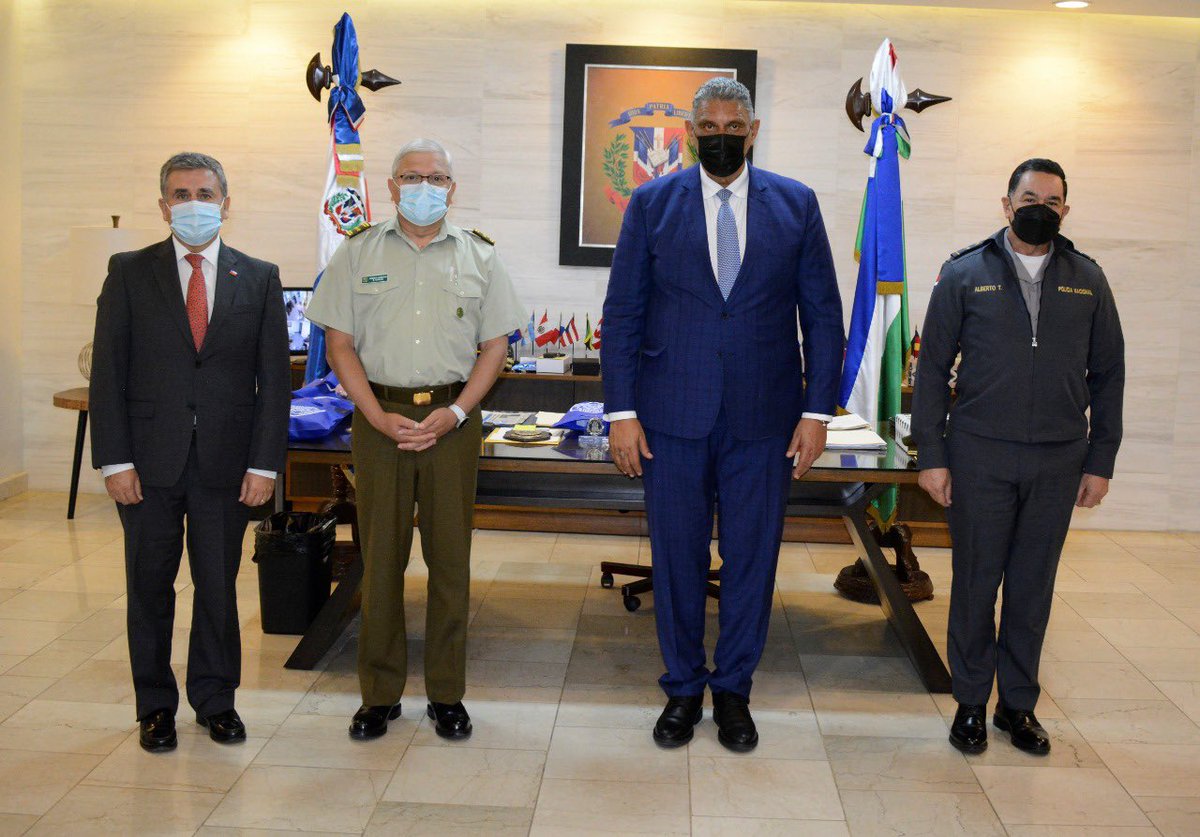 gabrielmercedez's tweet photo. El Dir. General @PoliciaRD M/G Eduardo Alberto Then, y el ministro @MinInteriorRD @chuvasquez reciben en el Palacio PN, una comisión de los Carabineros de Chile encabezado por Ricardo Alex Yáñez Reveco, Oficial General y varios coroneles. #TransformacionPolicialRD @pesqueiradiego https://t.co/TJcqVI7HhY