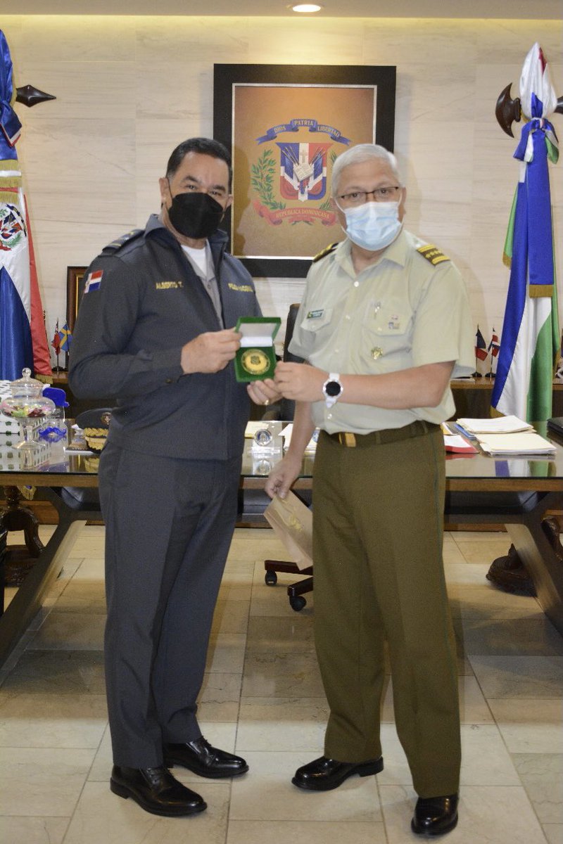 gabrielmercedez's tweet photo. El Dir. General @PoliciaRD M/G Eduardo Alberto Then, y el ministro @MinInteriorRD @chuvasquez reciben en el Palacio PN, una comisión de los Carabineros de Chile encabezado por Ricardo Alex Yáñez Reveco, Oficial General y varios coroneles. #TransformacionPolicialRD @pesqueiradiego https://t.co/TJcqVI7HhY