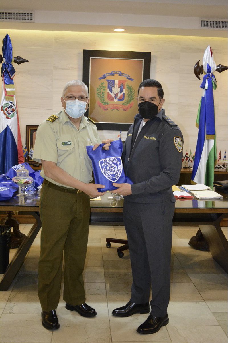 gabrielmercedez's tweet photo. El Dir. General @PoliciaRD M/G Eduardo Alberto Then, y el ministro @MinInteriorRD @chuvasquez reciben en el Palacio PN, una comisión de los Carabineros de Chile encabezado por Ricardo Alex Yáñez Reveco, Oficial General y varios coroneles. #TransformacionPolicialRD @pesqueiradiego https://t.co/TJcqVI7HhY