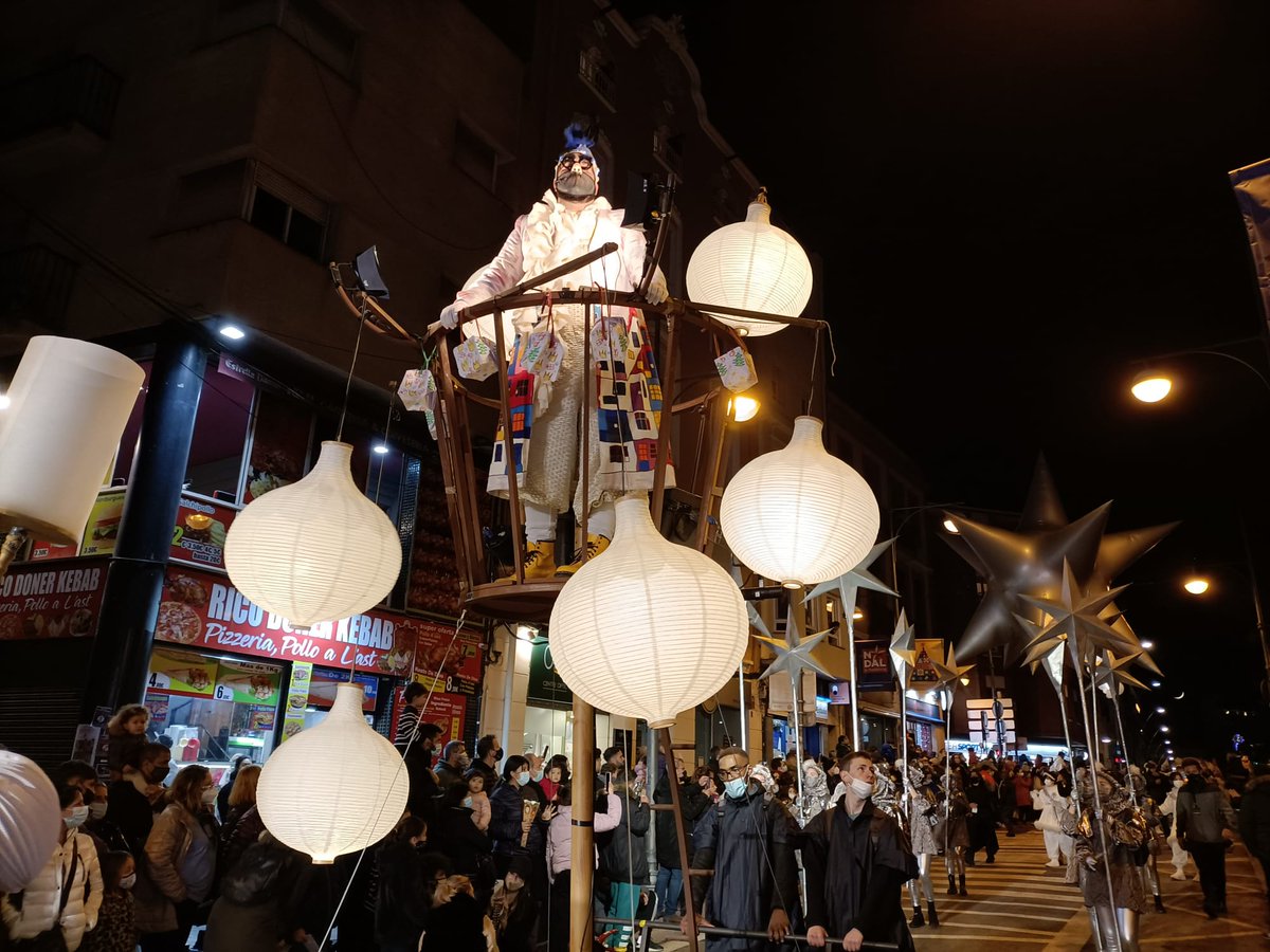 bdncom's tweet image. La comitiva reial ja arriba a Francesc Layret, i en uns minuts serà ja a la plaça de la Vila de #Badalona #CavalcadaBDN