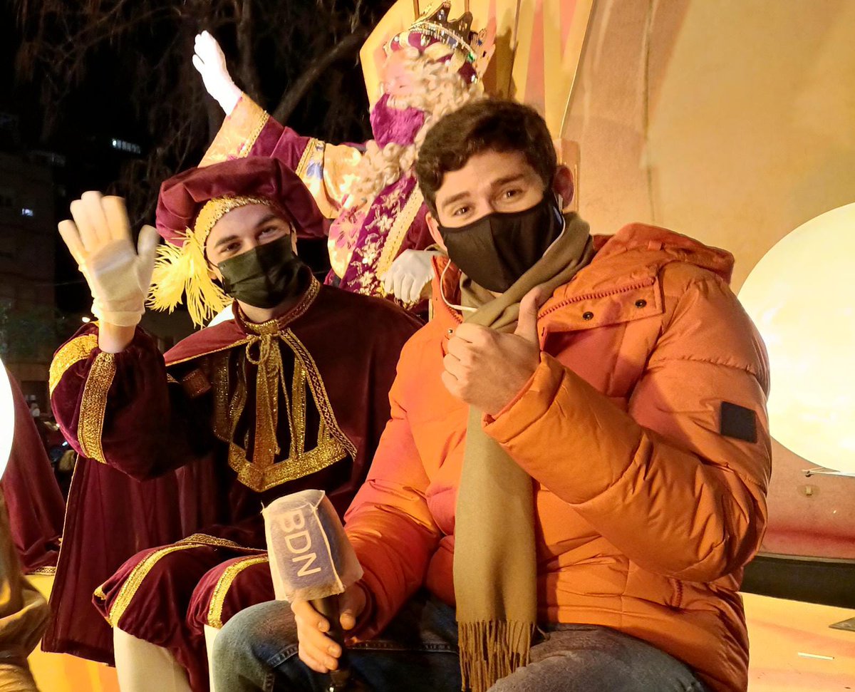 bdncom's tweet image. La comitiva reial ja arriba a Francesc Layret, i en uns minuts serà ja a la plaça de la Vila de #Badalona #CavalcadaBDN