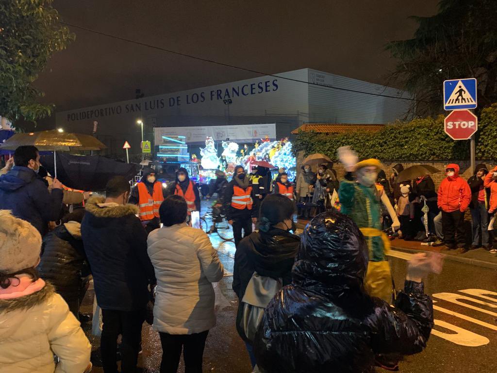 La Cabalgata llega a su fin. La magia y la ilusión han podido con la lluvia y las bajas temperaturas.🌈

🐫👑La comitiva real deja la c/ Cirilo Palomo para recorrer la Carretera de Carabanchel.

👏👏Gracias a tod@s por vuestro ejemplar comportamiento👏👏 

Fin en Plaza Mayor