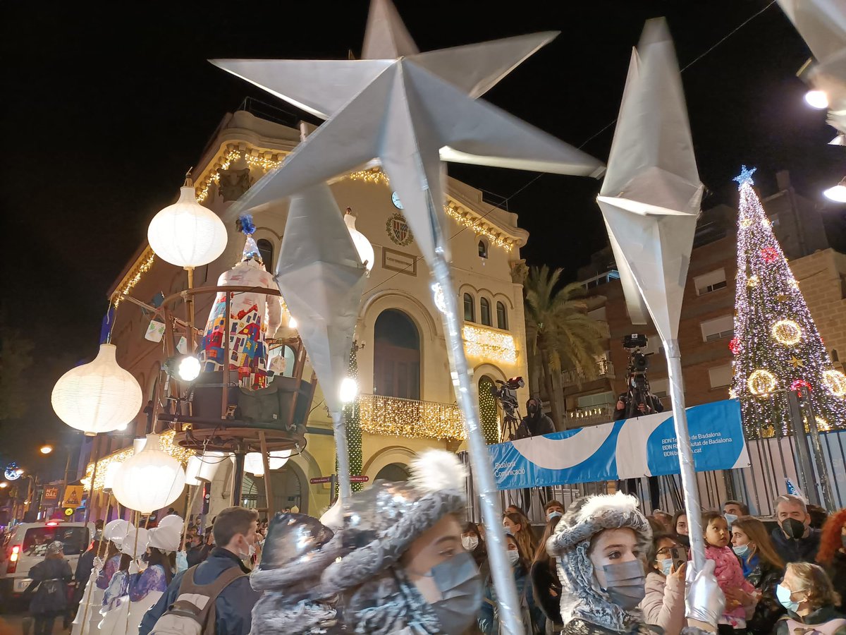 bdncom's tweet image. 👑La comitiva reial ja està passant per la Plaça de la Vila. #CavalcadaBDN #Badalona