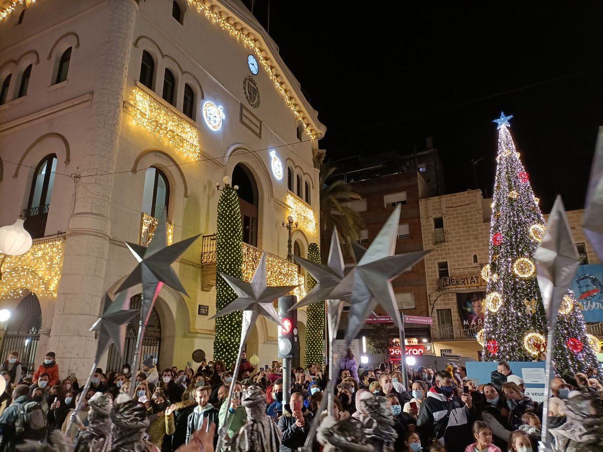 bdncom's tweet image. 👑La comitiva reial ja està passant per la Plaça de la Vila. #CavalcadaBDN #Badalona