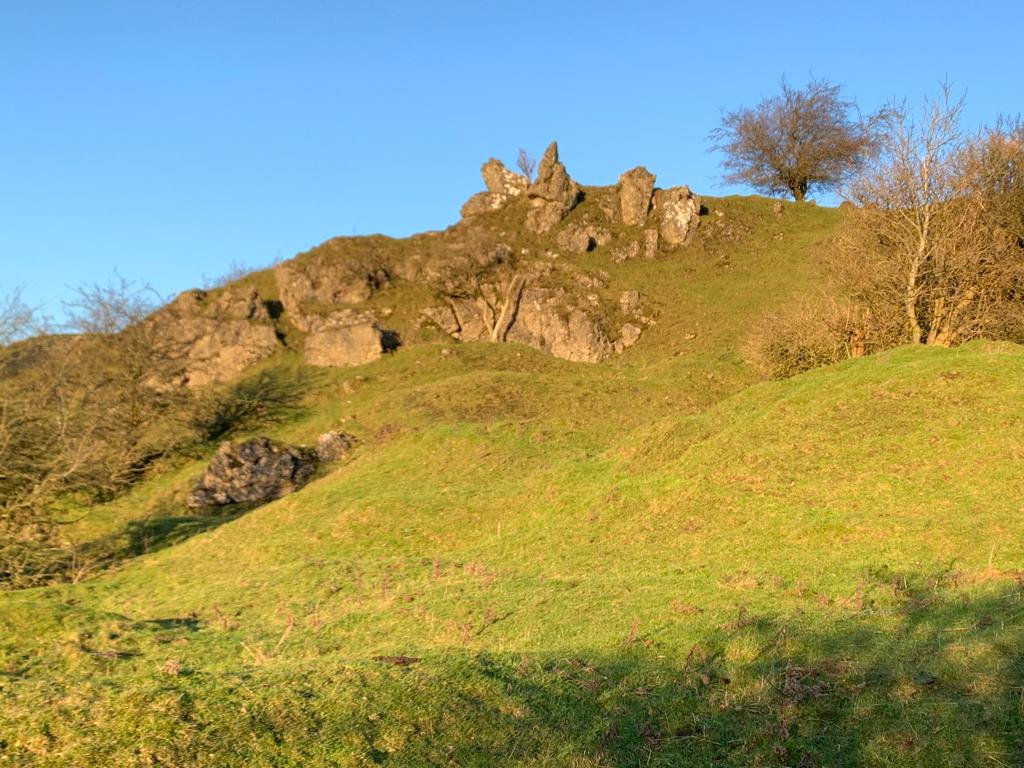 Fantastic sunlight on fields and dolomite outcrops to the east of #Brassington in the fabulous #peakdistrict today. Happy New Year