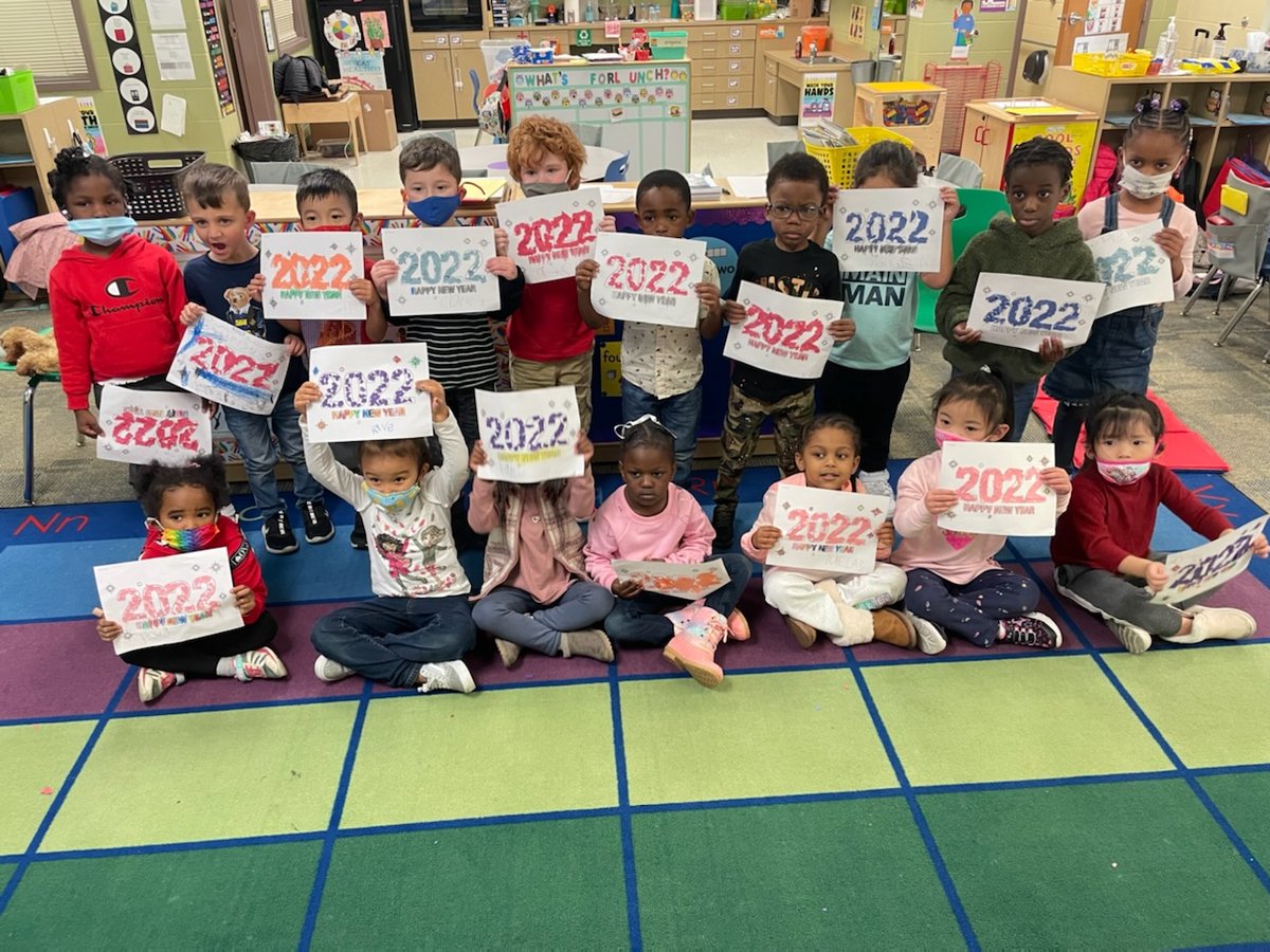 SOEGMLR5's tweet photo. Happy 2️⃣0️⃣2️⃣2️⃣🎉! Scenes from this week at #SOESMM - opinion writing after taste testing Oreos, New Year’s art and Ozobot addition practice! https://t.co/JjRbZpRmp7
