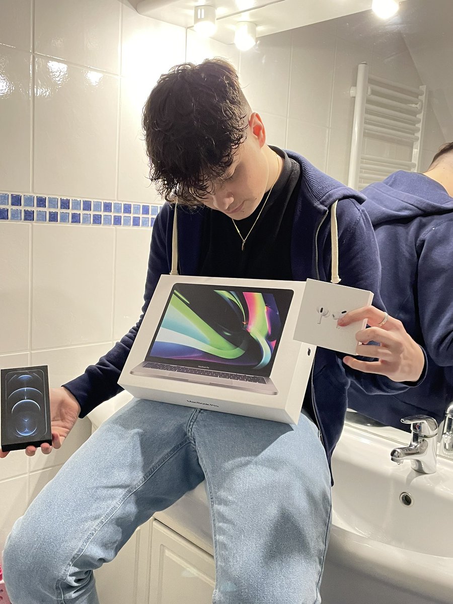 Qceyy's tweet photo. 🎁 GROS CONCOURS

• Gagne un IPHONE 13 Pro MAX !
• Gagne un Macbook !
•Gagne une Pair d’Airpods Pro !

▫️RT + follow @Qceyy 
▫️ mentionne deux amis en com https://t.co/LkYNZxivf0
