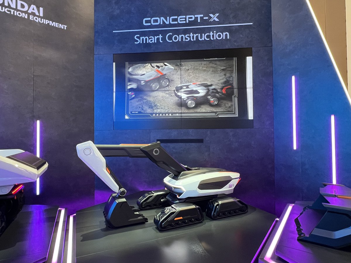 martinjonesaz's tweet photo. Construction equipment of the not too distant future. #ces2022 #HHIGROUP https://t.co/iHcY77Wy9B