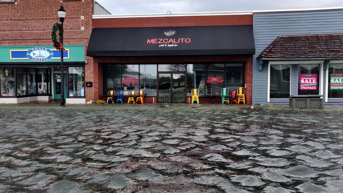 Interested in why the streets of ENC have been flooding the past few days? Tune to <a href="/WITN/">WITN Headlines</a> tonight at 5 &amp; 6 to learn more from <a href="/UNC/">UNC-Chapel Hill</a>’s Dr. Gold (@acgold ). 
📷: <a href="/RyanHNeve/">Ryan Neve</a>