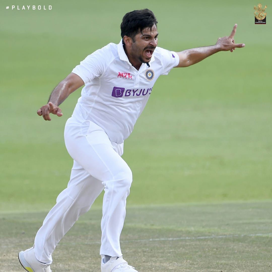 RCBTweets's tweet photo. Shardul Thakur joined a special club with his fifer in the first innings! 🤩

🇮🇳 bowlers to take their maiden fifer in an innings at Johannesburg: 🖐🏻

Anil Kumble 6/53, 1992
S Sreesanth 5/40, 2006
Jasprit Bumrah 5/54, 2018
Shardul 7/61, 2022

#PlayBold #TeamIndia #SAvIND #TBT https://t.co/LUjiBh22w6