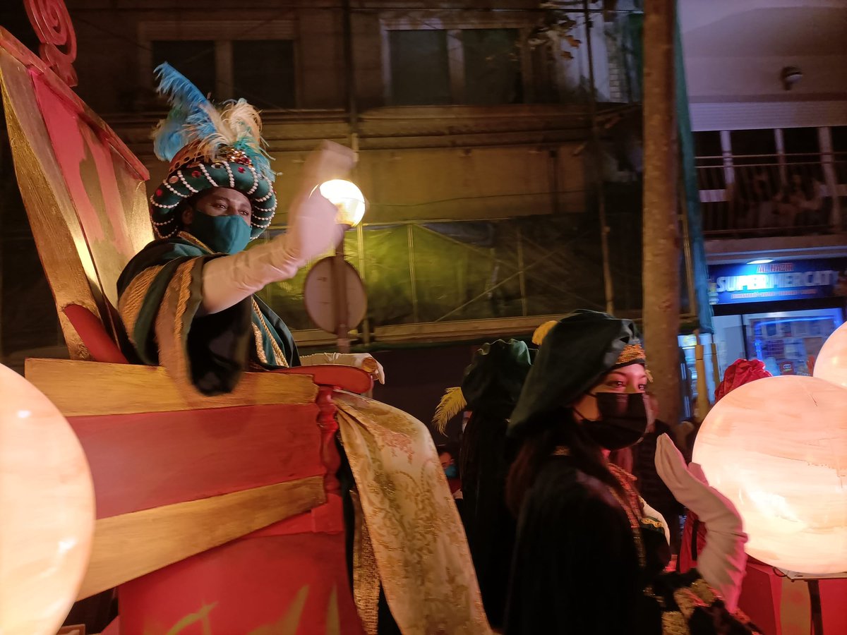 bdncom's tweet image. 👑La comitiva reial ja arriba al seu destí, al final del carrer Prim. Ara toca anar a sopar i a dormir ben d'hora per demà al matí descobrir quins regals han deixat els Reis Mags de l'Orient, i si teniu carbó, us el podeu menjar, que és de sucre😉 #CavalcadaBDN #Badalona