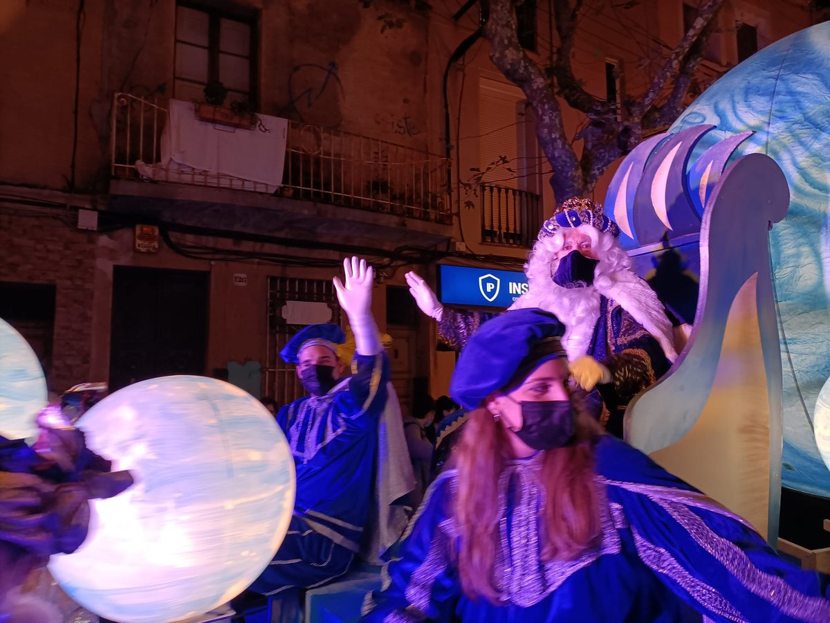 bdncom's tweet image. 👑La comitiva reial ja arriba al seu destí, al final del carrer Prim. Ara toca anar a sopar i a dormir ben d'hora per demà al matí descobrir quins regals han deixat els Reis Mags de l'Orient, i si teniu carbó, us el podeu menjar, que és de sucre😉 #CavalcadaBDN #Badalona