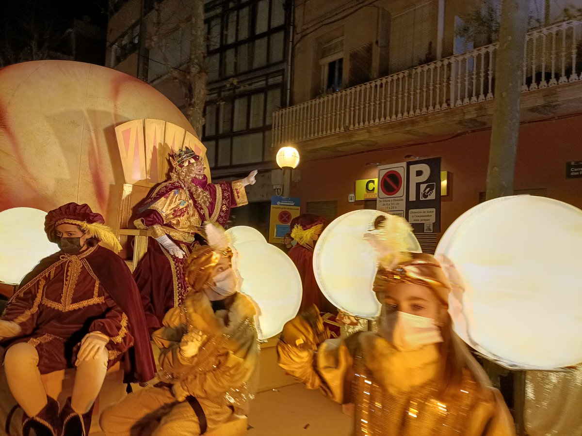bdncom's tweet image. 👑La comitiva reial ja arriba al seu destí, al final del carrer Prim. Ara toca anar a sopar i a dormir ben d'hora per demà al matí descobrir quins regals han deixat els Reis Mags de l'Orient, i si teniu carbó, us el podeu menjar, que és de sucre😉 #CavalcadaBDN #Badalona