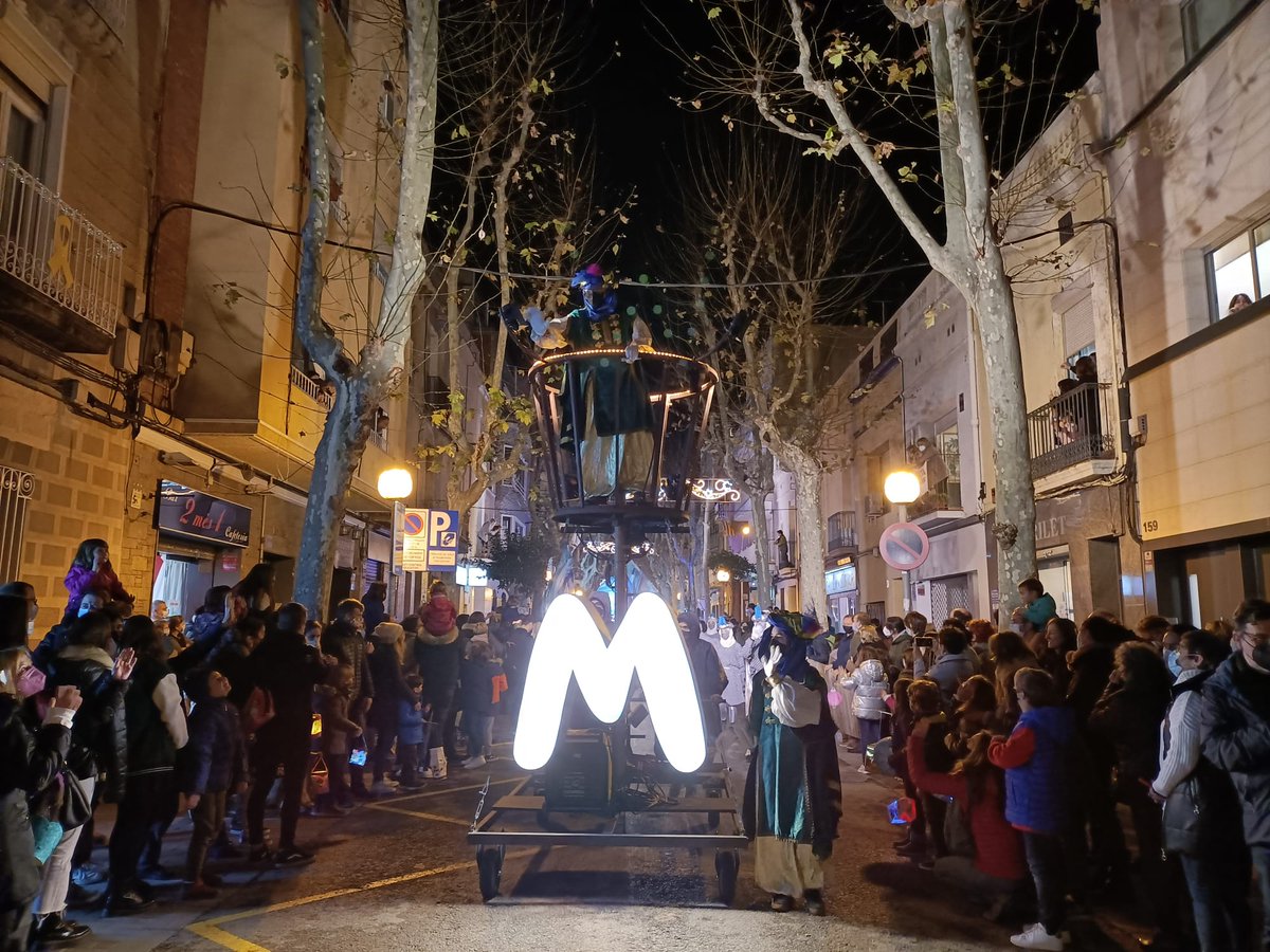 bdncom's tweet image. 👑La comitiva reial ja arriba al seu destí, al final del carrer Prim. Ara toca anar a sopar i a dormir ben d'hora per demà al matí descobrir quins regals han deixat els Reis Mags de l'Orient, i si teniu carbó, us el podeu menjar, que és de sucre😉 #CavalcadaBDN #Badalona
