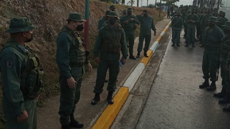 pego21's tweet photo. #05Ene Los Profesionales y Tropas Alistada de la @AMOTHCH bajo la instrucciones del G/J @dhernandezlarez, M/G @opermarcano, @hljohan y G/B @Dilio14359446 participan en el  despliegue militar, con la finalidad de apoyar las Elecciones Regionales este #09Ene en el Estado Barinas. https://t.co/csLG3hQs8S