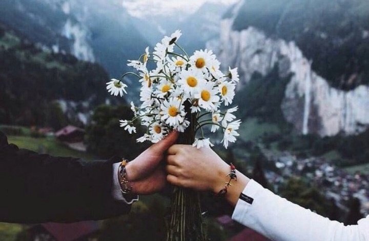 Zarifoğlu'nun da dediği gibi:
Bize sözlerimizden çok
yüreğimizden anlayan gerek..