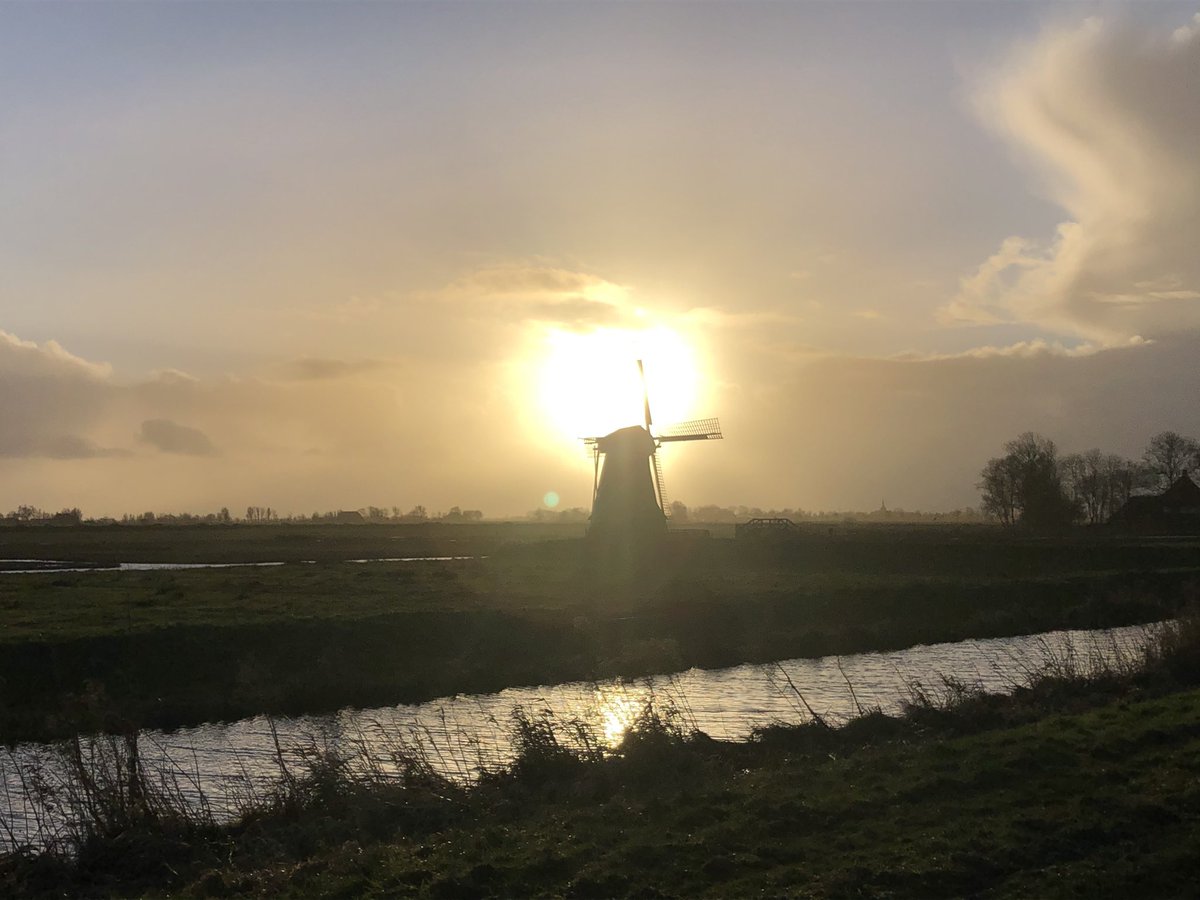 Marjan_Soepboer's tweet photo. Met thuisquarantaine wel rondje hondje blijven doen (en heule grote afstand houden van eventuele tegenliggers ���) ..
#samensterk #houdafstand #StaySafe #friesland https://t.co/xQunYId3nq