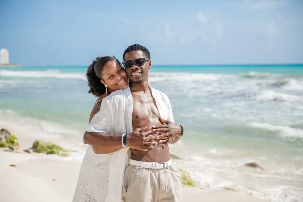 cancunstudios's tweet photo. Have fun with your #Cancun #photographer sunglasses and a open shirt at the #Caribbean makes great #photos of your #cancunvacation https://t.co/C3DtgXIwv7