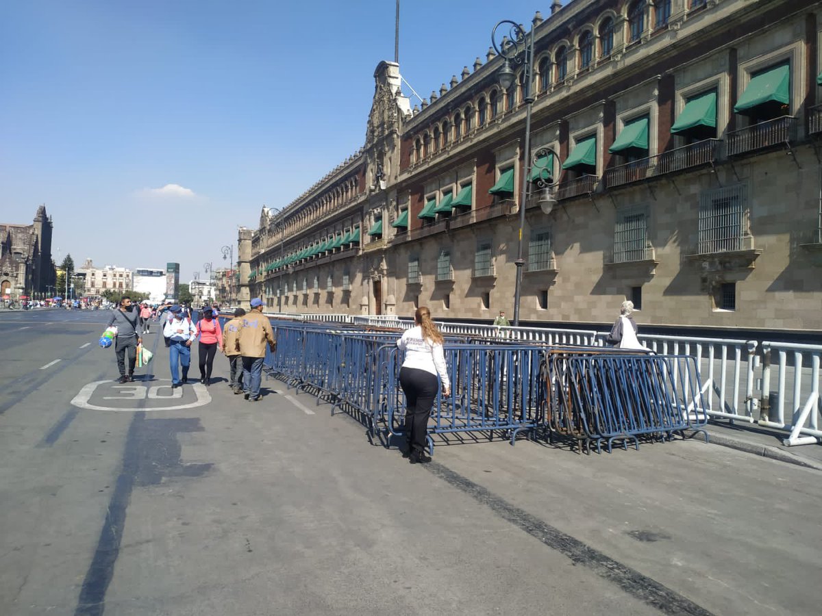 MadresBuscan's tweet photo. Hasta el momento @A_Encinas_R no se ha puesto en contacto con nosotras @lopezobrador_ , seguimos en la valla esperando ser atendidas como usted ofreció. @kiquinta @CRVillaQ @ONUDHmexico @CNDH @BeatrizGMuller @azucenau @AristeguiOnline @julioastillero @tvunam @lajornadaonline https://t.co/XDXLofQEld
