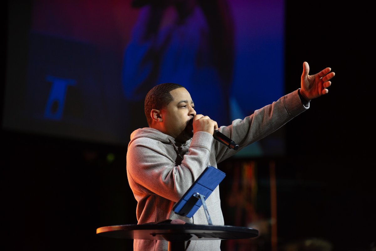 GetTheVictory's tweet photo. "This is not a year of complaining, it's a year of moving #FORWARD‼️ Quit looking back and start moving #FORWARD🙌" -Pastor @smokienorful ❤️ #ConnectGrowGo #GetTheVictory #WorshipWednesday https://t.co/9Ky7xpJkZR