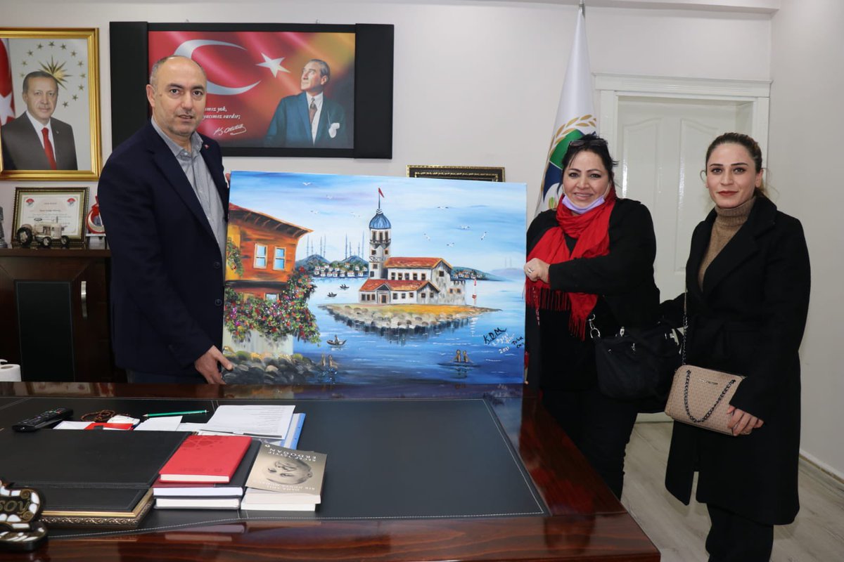 SuphiAksoyB's tweet photo. Bozova Büyükşehir Belediyesi Kadın Destek Merkezi Müdür Tuba Can ve Resim Öğretmenimiz Aysel Peker bizleri belediye başkanlığımız da ziyaret etti. 

Resim hocamıza bu güzel hediyelerinden dolayı kendilerine teşekkür ederim. https://t.co/CVExBc8pkY