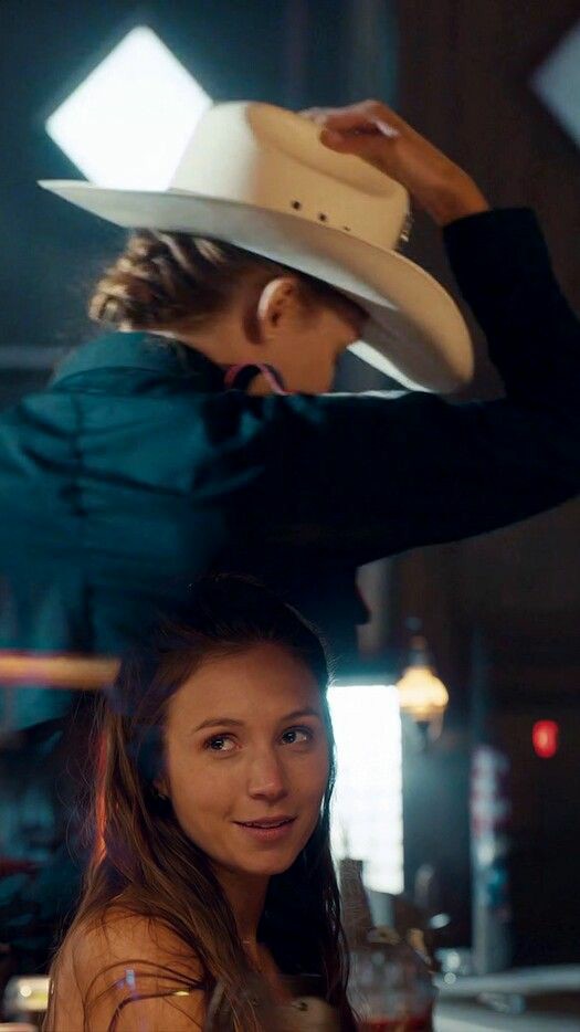 Emman49013338's tweet photo. It's a new year .. so let's start from the beginning..🤠🌈🔫🍩
#WynonnaEarp 
#BringWynonnaHome 
#WayHaught https://t.co/Cnig2lqBZf
