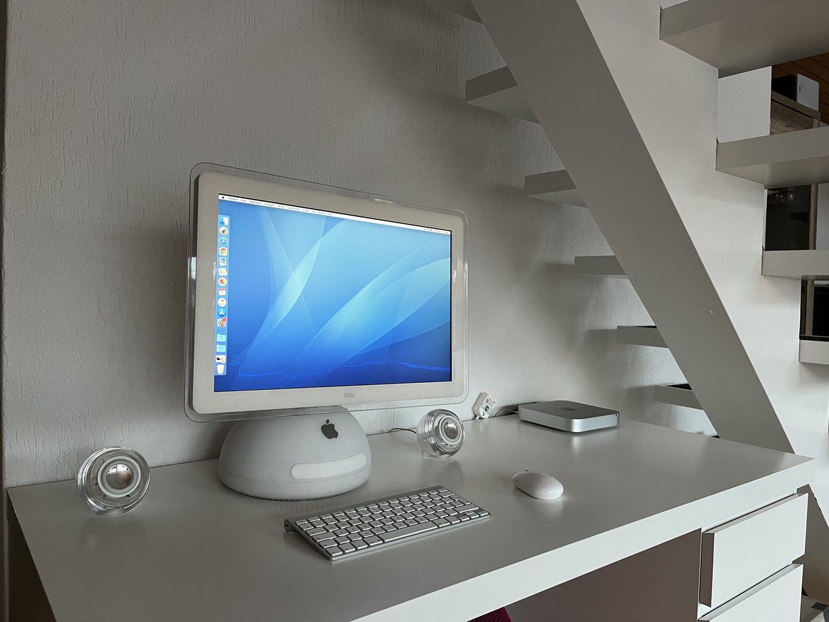 PatrickRogg's tweet image. I started this project long time ago, but lost interest. Due @ColbySheets post about his #Apple M1 #iMacG4 and the helpful guide from @Pendleton115 &amp;amp; @DremelJunkie I started again. And here it is, finished in its new glory! 
Posted on @MacRumors :
forums.macrumors.com/threads/imac-g…