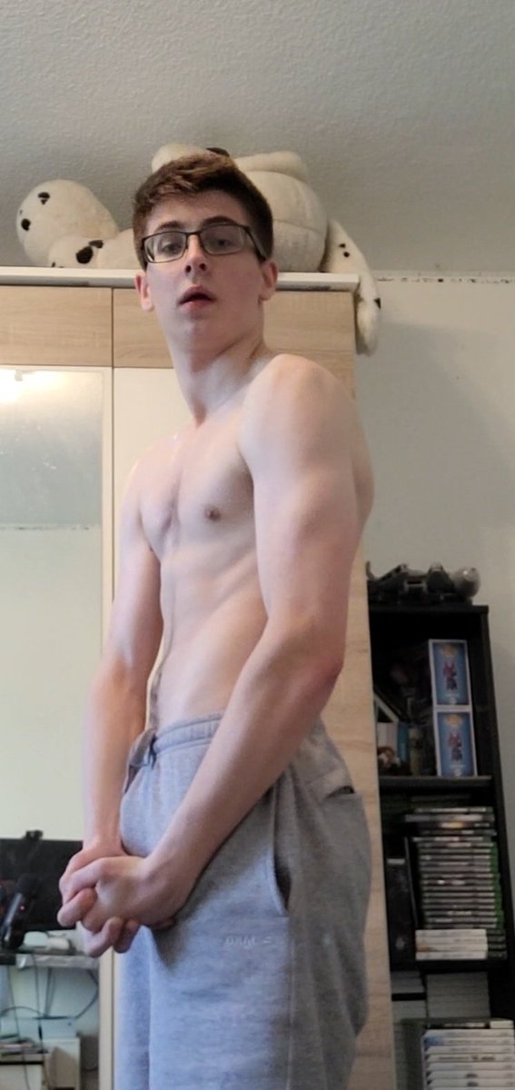 xRngd_'s tweet photo. 1,5 monate Unterschied. Bis Februar weiter homeworkout und dann Gym wenn mein Finger genug belastbar ist https://t.co/8ZzJYxsfFp