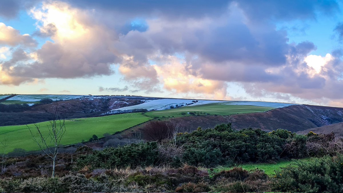 DanJamesENPA's tweet photo. Not a bad start to the working day... #Exmoor #HereAllYear #CommutingViews https://t.co/tnSAA4hTqQ