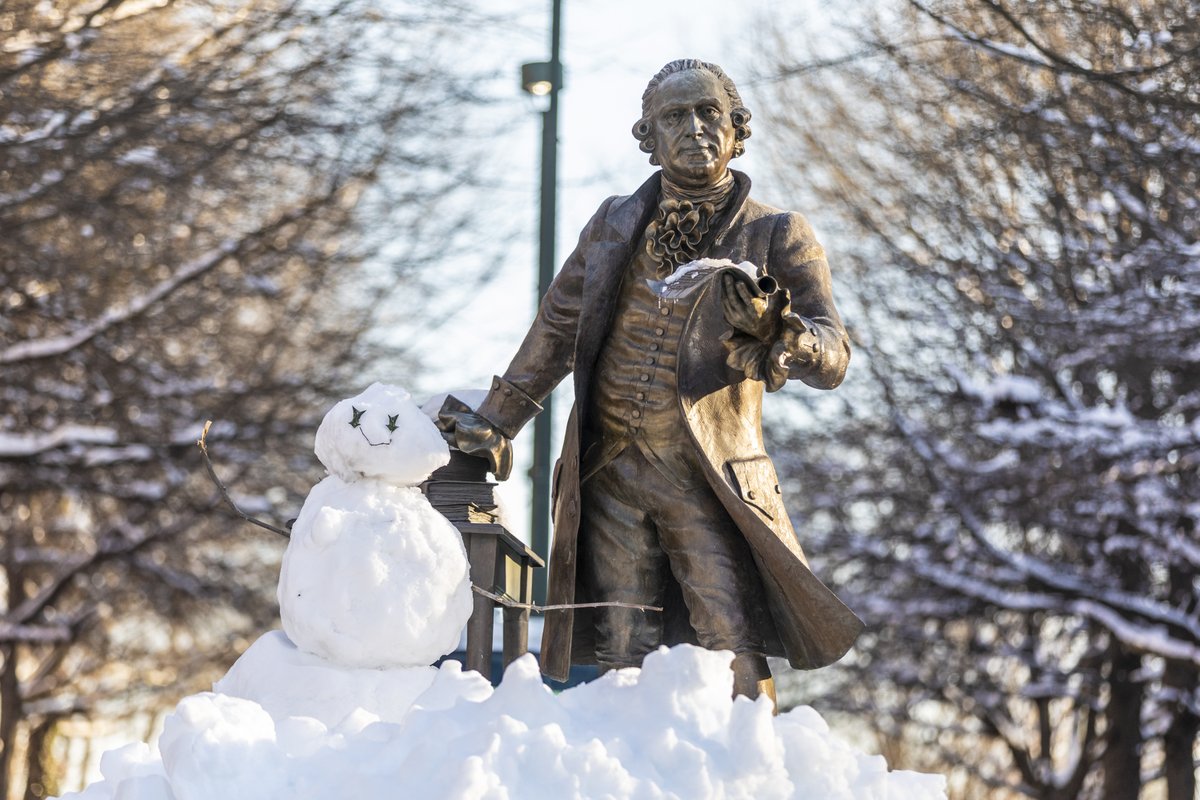 GeorgeMasonU's tweet photo. Winter has arrived at @GeorgeMasonU! #MasonNation 💚💛❄️⛄️🥶

📷: Creative Services https://t.co/9Jl89qvmAn