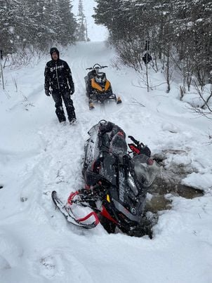 DonnieOK's tweet image. * RETWEET*  BSGSA would like to advise people to use extreme caution on our trails. There are many unsafe areas and warm temps and rain on the way again tomorrow and early next week. Here is an area on Kippens trail.  #nltraiffic #nltrails #snowmobilenl #stephenville #caution