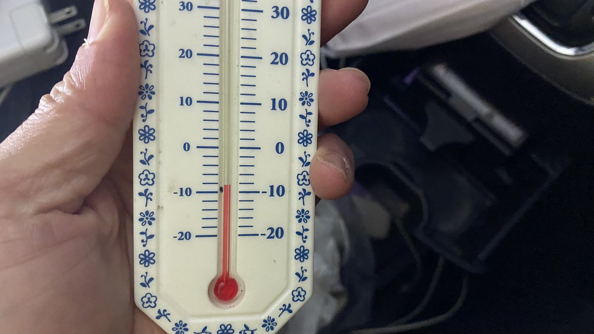 室内温度マイナス8℃の車中泊（暖房なし） 意外と体はあったかかったけど周りのものは凍ってた
