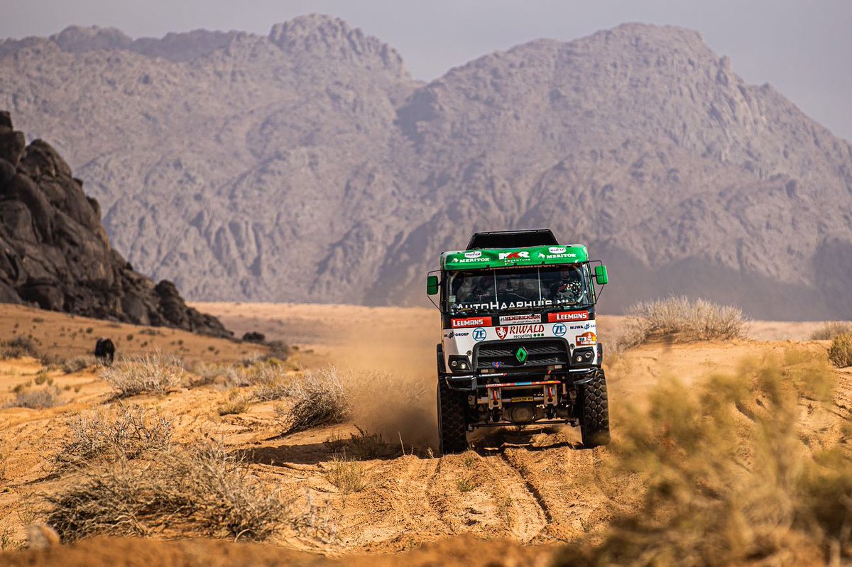 MTTRUCKS's tweet photo. 👑👑👑 𝒀𝒂 𝒗𝒊𝒆𝒏𝒆𝒏 𝒍𝒐𝒔 𝑹𝒆𝒚𝒆𝒔 𝑴𝒂𝒈𝒐𝒔..., y vienen con el mejor equipo!!
Esta noche toca disfrutar!!
¡FELIZ NOCHE DE REYES!
#feliznochedereyes #NuncaPierdasLaIlusión #dakar2022 #MKRTechnology #RenaultTrucks https://t.co/0anofEJx1I