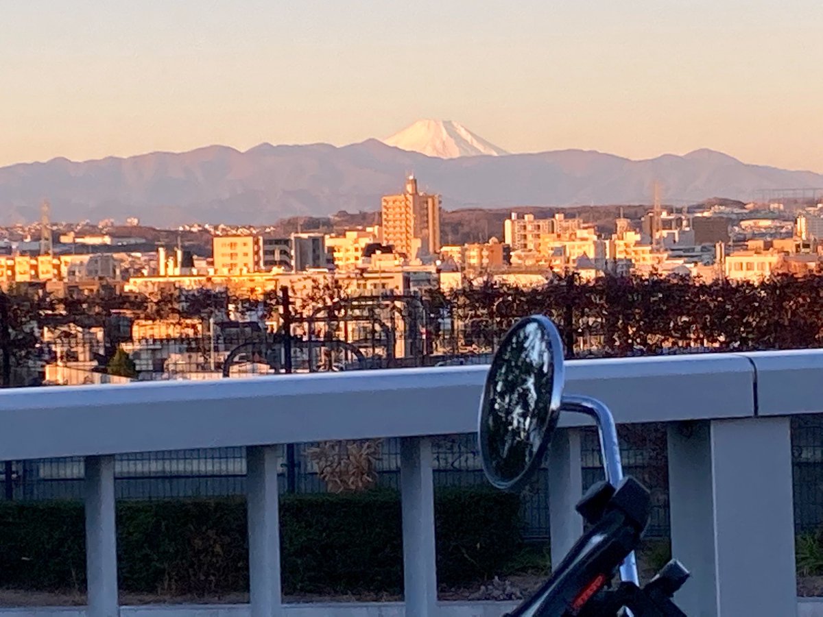 おはようございます。 昨日の今年初の富士山です🙏 カブに跨ると正月に行ったウトナイ湖付近の国道をキャンツー仕様満載で走っていた強者クロスカブを思い出します🏍ｲﾏﾄﾞｳｼﾃﾙﾉｶﾅｧ😲 −10℃