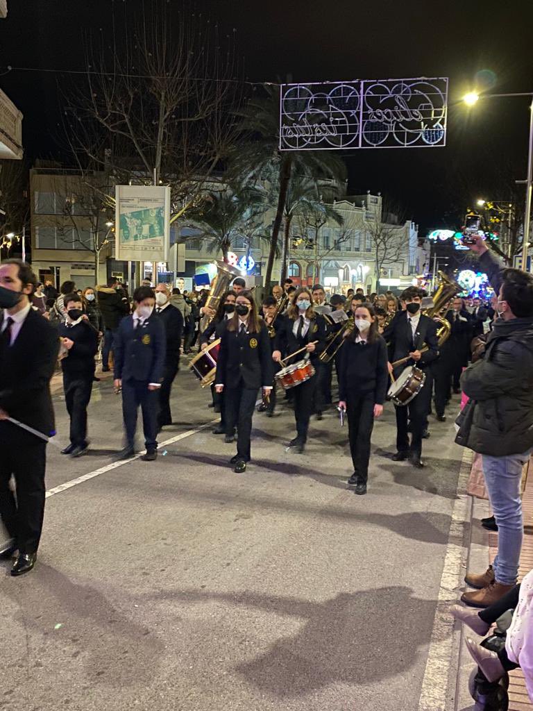 MartaXicue's tweet photo. Com a músic de la banda simfònica és 🤩 acompanyar al futur de @laciac, els músics de la Banda de l’Escola

Imatges 😍, amb pares i fills tocant junts, ties i nebodes, músics adults en formació que fan la seua 1a cavalcada… 

Hui encara no he pogut tocar, però ja falta poquet https://t.co/Cns0JcGboV