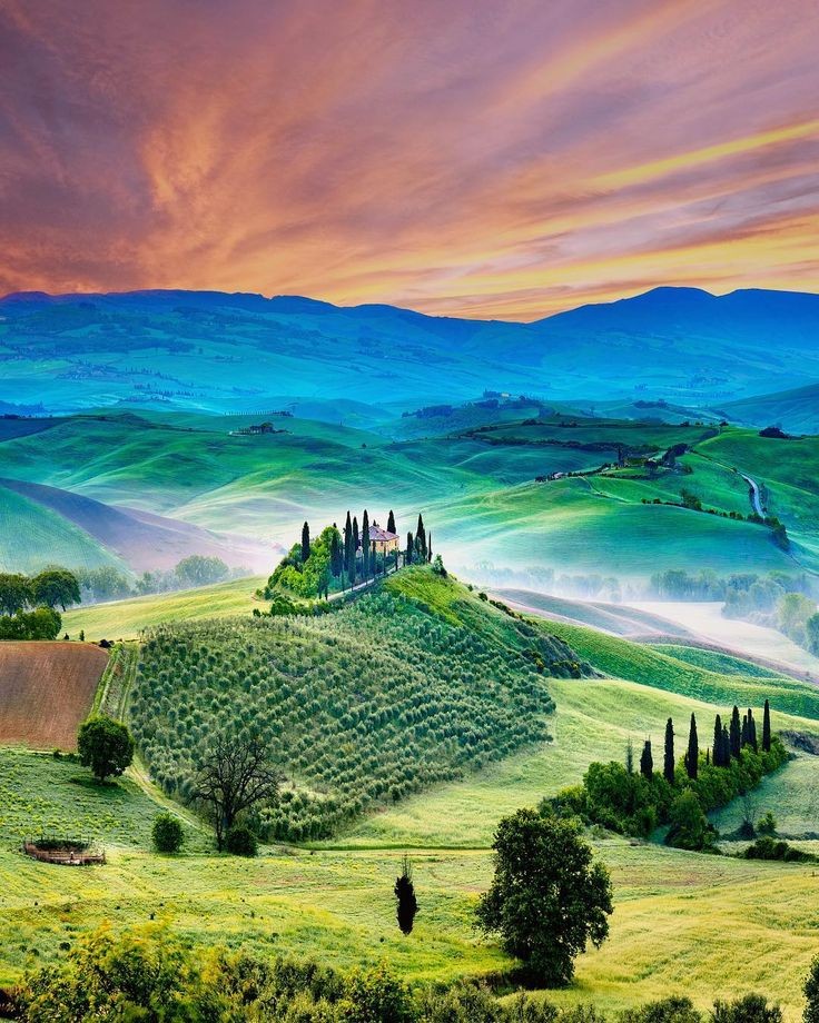 Magnificent landscape colorful at sunrise over Tuscany. Italy 🇮🇹💚❤️💙🧡