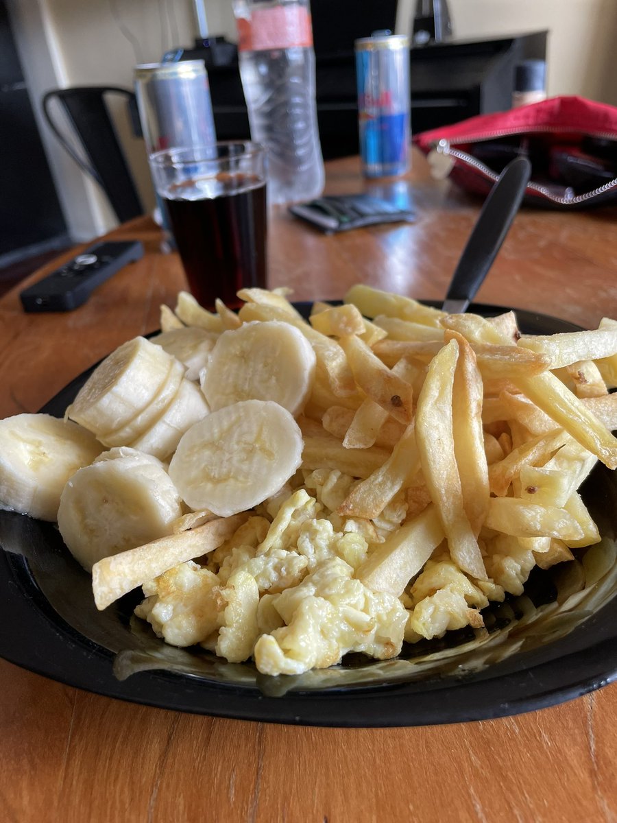 Esse é o prato de alguém em processo de emagrecimento 🤷🏻‍♀️ As vezes vejo gente comendo meia dúzia de folhas e depois tendo “compulsão” por que não consegui sustentar. Dieta boa é dieta que funciona, E de preferência, acompanhada de exercícios físicos 💪🏻❤️ #devHealthy <a href="/devhealthy/">devhealthy</a>