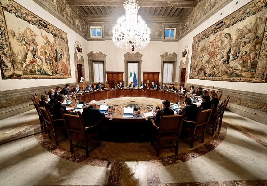 perchetendenza's tweet photo. #obbligo:
Perché il Consiglio dei ministri ha approvato all'unanimità il decreto che prevede il Super Green Pass sul posto di lavoro per chi ha compiuto 50 anni e l'obbligo di sottoporsi alla somministrazione del vaccino per chi ha superato la soglia dei 50 anni ed è senza lavoro https://t.co/9RioAlZLgt