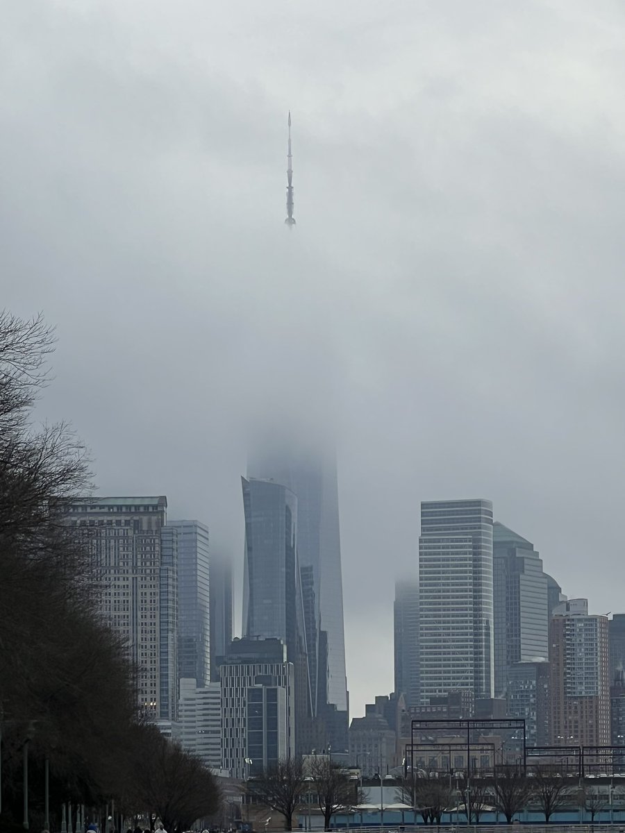 DeborahTiempo's tweet photo. NYC hoy miércoles #OneWorldTower https://t.co/S34DDBOKpF