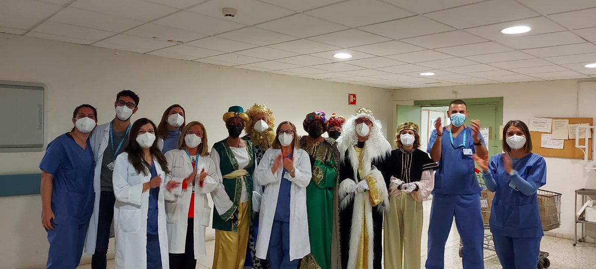 FarmaciaHRUM's tweet photo. Nuestras Majestades los Reyes Magos de Oriente, han visitado a los niños del H Materno Infantil @HRegionalMalaga y en la @FarmaciaHRUM HMI les hemos recibido con mucha ilusión 
Mucha salud pedimos para 2022 https://t.co/p6p6hpn5F8